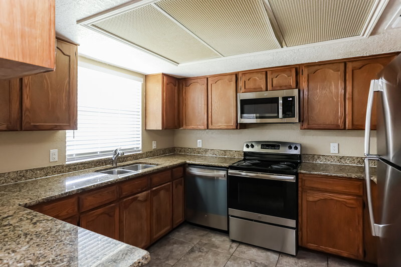 2,260/Mo, 2206 Brim Ct Grand Prairie, TX 75052 Kitchen View