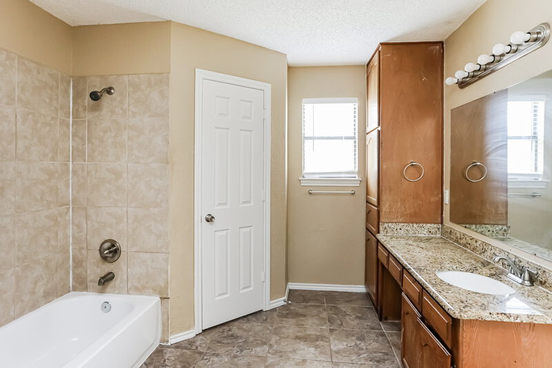 2,260/Mo, 2206 Brim Ct Grand Prairie, TX 75052 Main Bathroom View