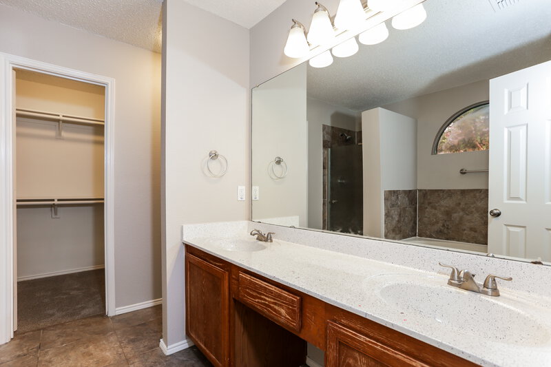 3,000/Mo, 4941 Winding Trail Grand Prairie, TX 75052 Main Bathroom View