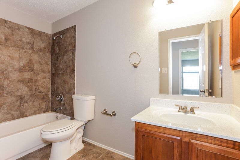 3,000/Mo, 4941 Winding Trail Grand Prairie, TX 75052 Bathroom View