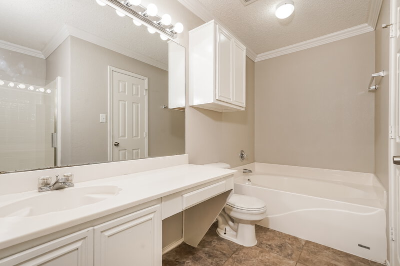 2,385/Mo, 1004 Chancellorsville Pkwy Grand Prairie, TX 75052 Main Bathroom View