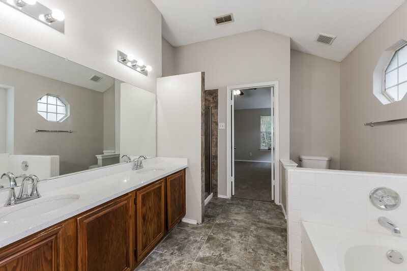 4,690/Mo, 4324 Endicott Dr Grand Prairie, TX 75052 Main Bathroom View
