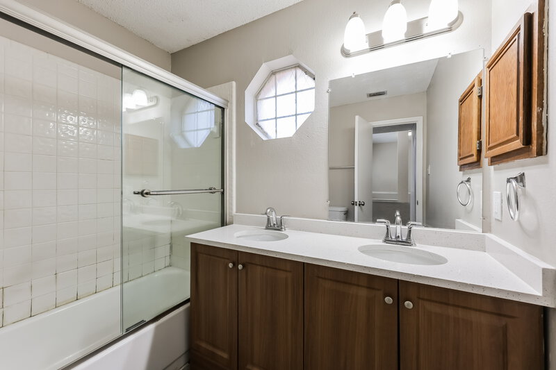 4,690/Mo, 4324 Endicott Dr Grand Prairie, TX 75052 Bathroom View