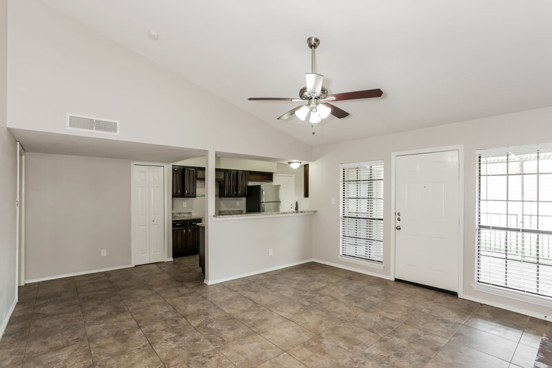 2,185/Mo, 626 Redwood Dr Grand Prairie, TX 75052 Living Room View 4