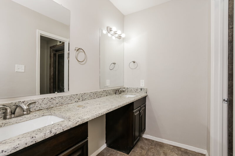 2,185/Mo, 626 Redwood Dr Grand Prairie, TX 75052 Main Bathroom View