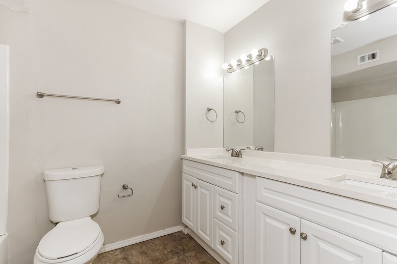2,185/Mo, 626 Redwood Dr Grand Prairie, TX 75052 Bathroom View