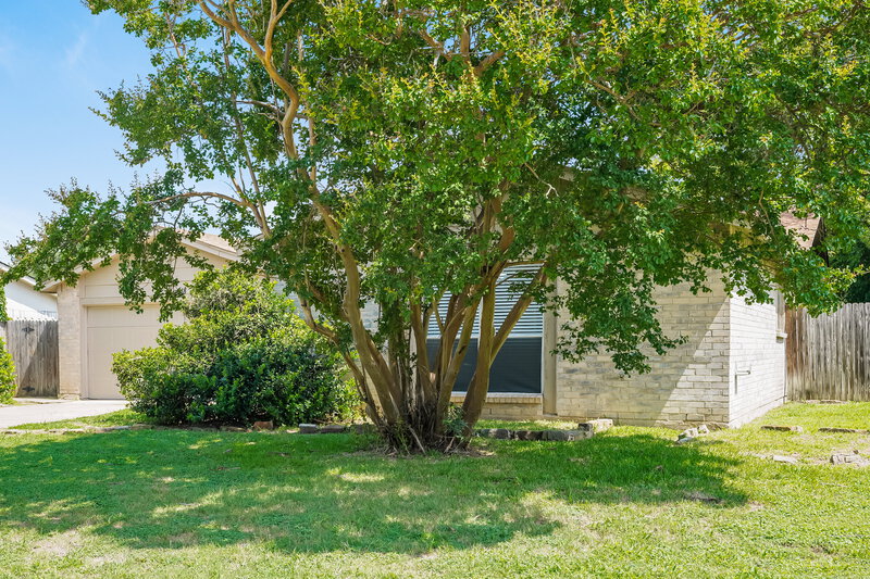 0/Mo, 618 Thornwood Trail Grand Prairie, TX 75052 Front View