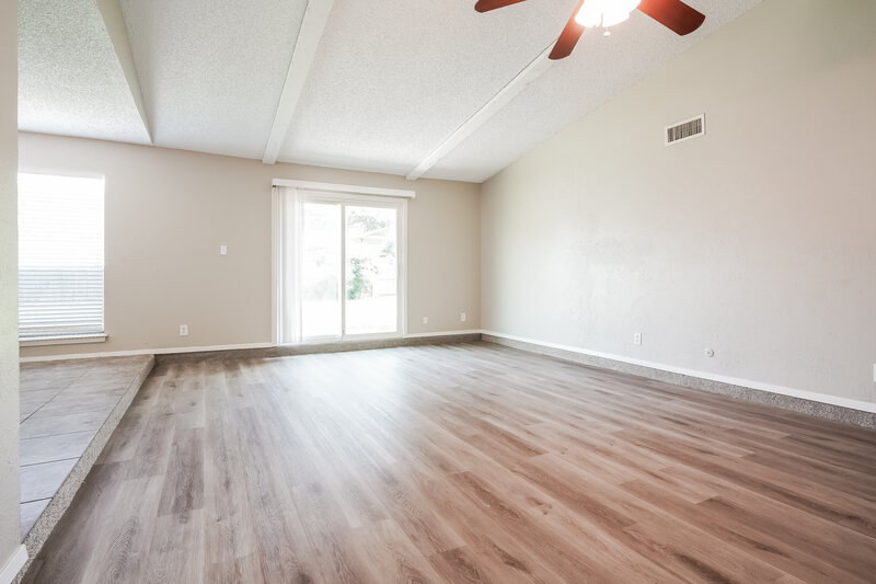 0/Mo, 618 Thornwood Trail Grand Prairie, TX 75052 Living Room View