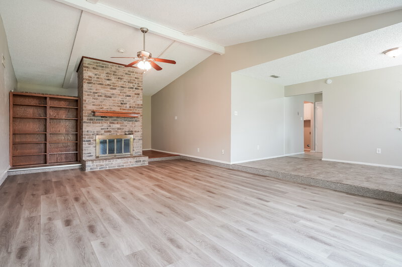 0/Mo, 618 Thornwood Trail Grand Prairie, TX 75052 Living Room View 2