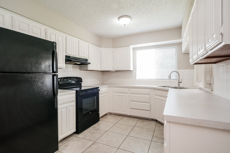 0/Mo, 618 Thornwood Trail Grand Prairie, TX 75052 Kitchen View