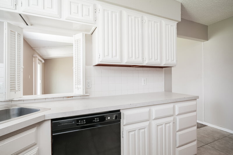 0/Mo, 618 Thornwood Trail Grand Prairie, TX 75052 Kitchen View 2