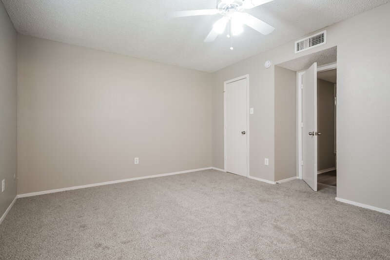 0/Mo, 618 Thornwood Trail Grand Prairie, TX 75052 Main Bedroom View