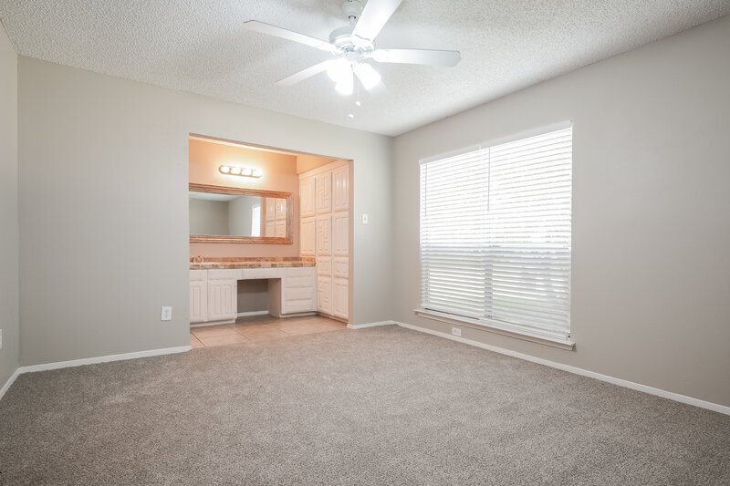 0/Mo, 618 Thornwood Trail Grand Prairie, TX 75052 Main Bedroom View 2