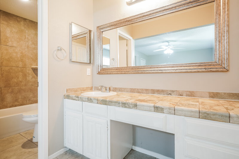 0/Mo, 618 Thornwood Trail Grand Prairie, TX 75052 Main Bathroom View