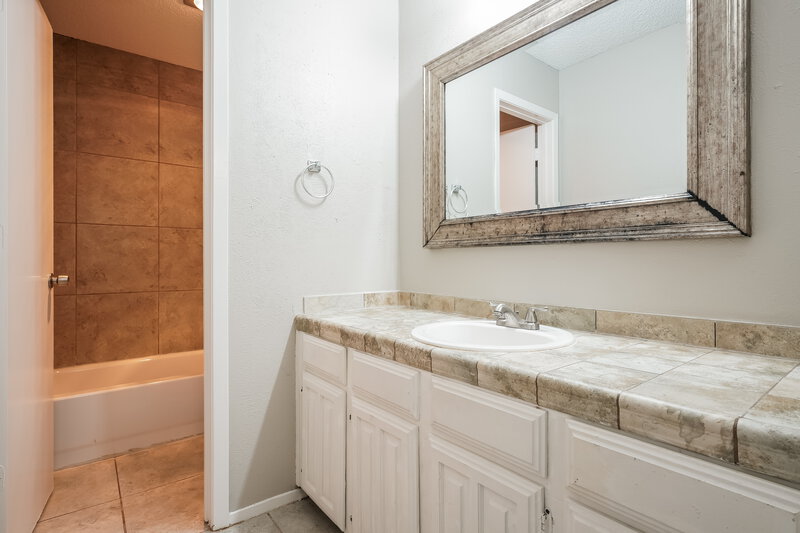 0/Mo, 618 Thornwood Trail Grand Prairie, TX 75052 Main Bathroom View 2