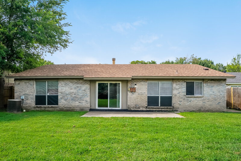 0/Mo, 618 Thornwood Trail Grand Prairie, TX 75052 Rear View