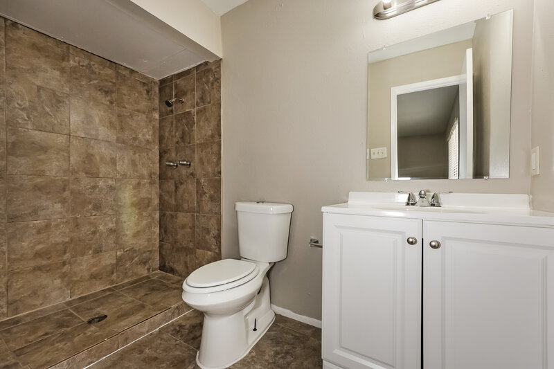2,135/Mo, 1522 Independence Trail Grand Prairie, TX 75052 Main Bathroom View