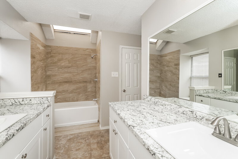2,640/Mo, 2661 Danberry Ln Grand Prairie, TX 75052 Main Bathroom View