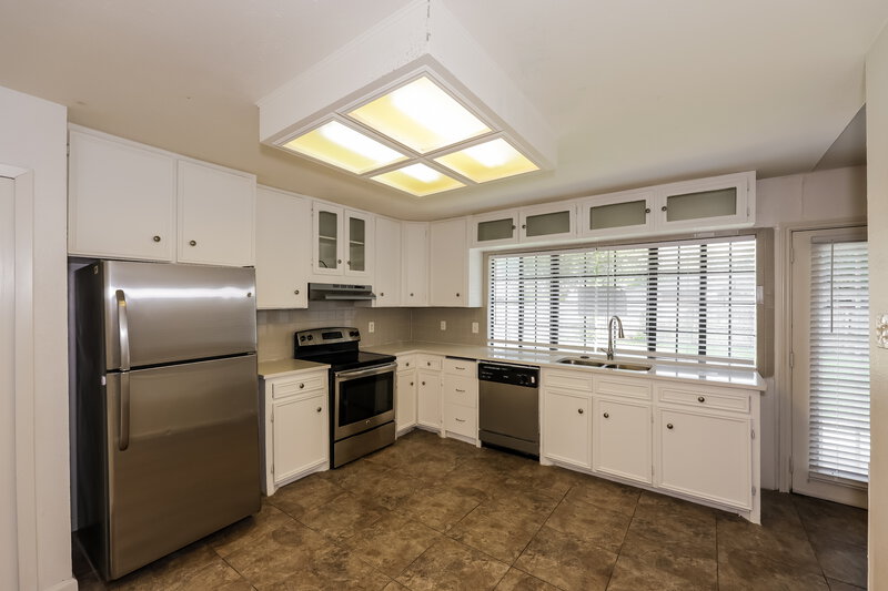 2,100/Mo, 2117 Blue Ridge Trail Grand Prairie, TX 75052 Kitchen View 2
