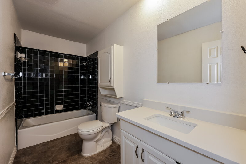 2,100/Mo, 2117 Blue Ridge Trail Grand Prairie, TX 75052 Main Bathroom View