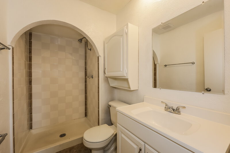 2,100/Mo, 2117 Blue Ridge Trail Grand Prairie, TX 75052 Bathroom View