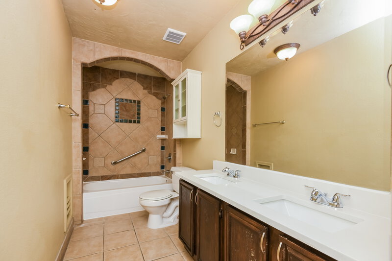 2,415/Mo, 3046 Rustlewind Ln Grand Prairie, TX 75052 Main Bathroom View