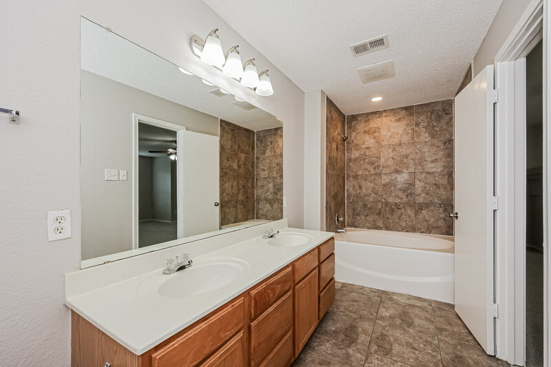 1,715/Mo, 3149 Pine Valley Dr Grand Prairie, TX 75052 Main Bathroom View
