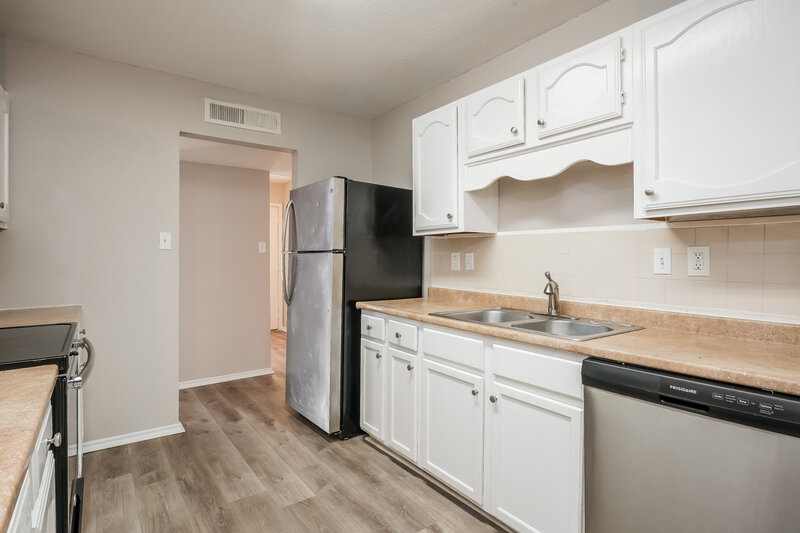 2,075/Mo, 1702 Clark Trail Grand Prairie, TX 75052 Kitchen View 2