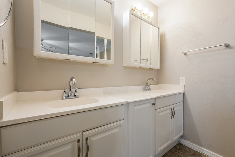 2,075/Mo, 1702 Clark Trail Grand Prairie, TX 75052 Main Bathroom View
