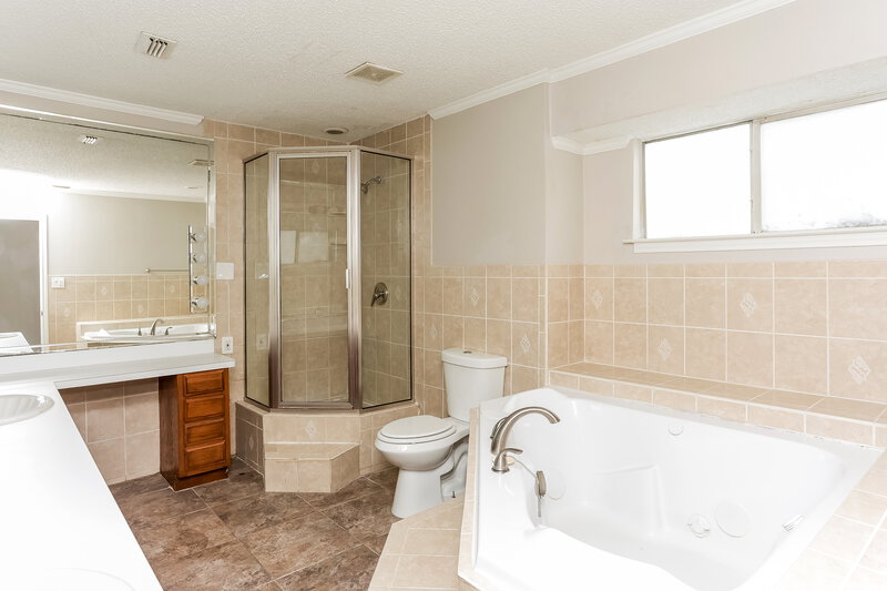 1,855/Mo, 4347 Allegro Ln Grand Prairie, TX 75052 Main Bathroom View