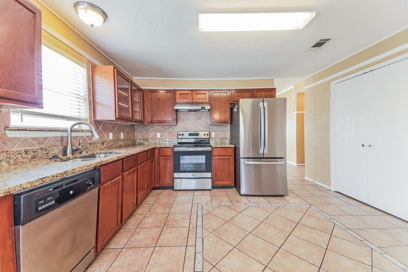 2,015/Mo, 1029 Lakeview Ct Little Elm, TX 75068 Kitchen View
