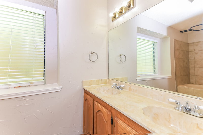 2,240/Mo, 9228 Willard St Rowlett, TX 75088 Main Bathroom View