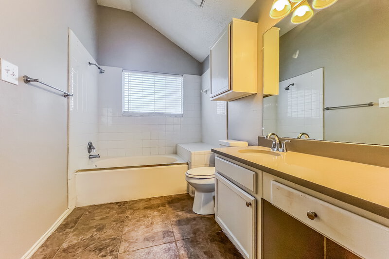 0/Mo, 8625 Douglas Ave Rowlett, TX 75089 Main Bathroom View