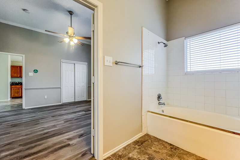 0/Mo, 8625 Douglas Ave Rowlett, TX 75089 Main Bathroom View 2