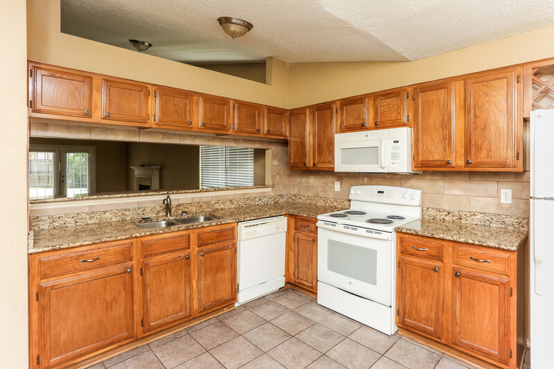 2,135/Mo, 1526 Chapman St Cedar Hill, TX 75104 Kitchen View