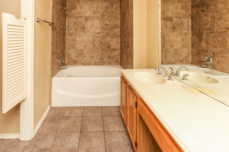 2,135/Mo, 1526 Chapman St Cedar Hill, TX 75104 Main Bathroom View