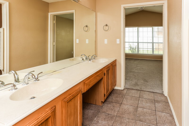 2,135/Mo, 1526 Chapman St Cedar Hill, TX 75104 Main Bathroom View 2