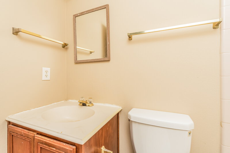 2,085/Mo, 166 Hunter Dr Cedar Hill, TX 75104 Bathroom View