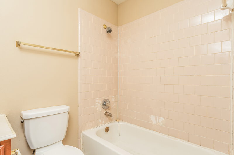 2,085/Mo, 166 Hunter Dr Cedar Hill, TX 75104 Bathroom View 2