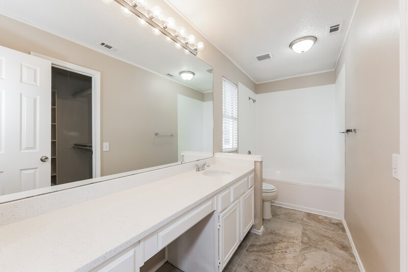 2,235/Mo, 105 Hunter Dr Cedar Hill, TX 75104 Main Bathroom View
