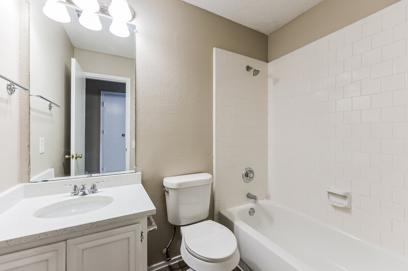 2,235/Mo, 105 Hunter Dr Cedar Hill, TX 75104 Bathroom View