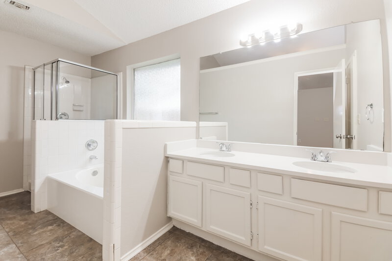 2,385/Mo, 807 Young Dr Cedar Hill, TX 75104 Main Bathroom View