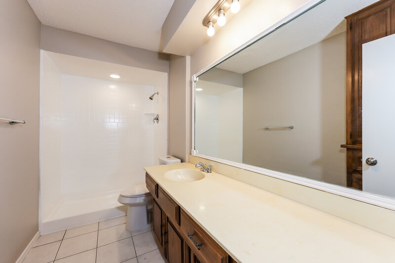 2,405/Mo, 806 Cherlynne Dr Cedar Hill, TX 75104 Main Bathroom View