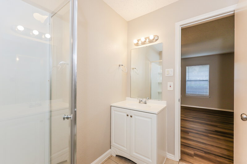 2,405/Mo, 806 Cherlynne Dr Cedar Hill, TX 75104 Bathroom View