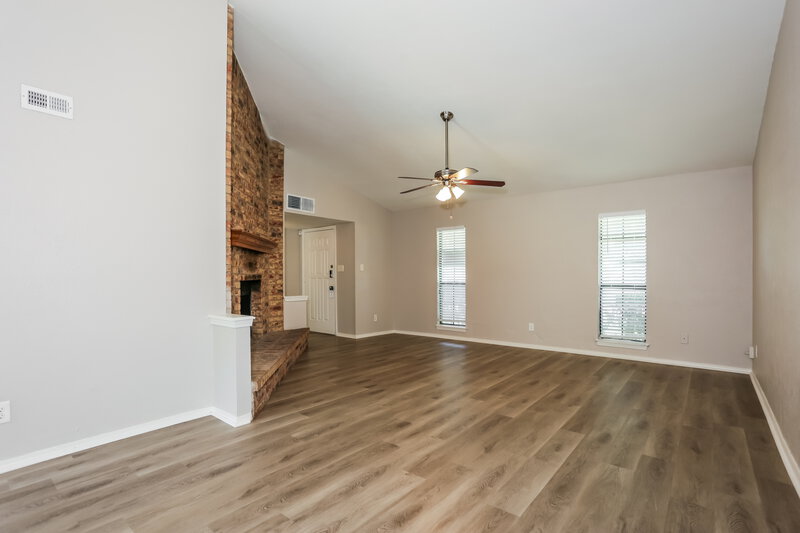 1,955/Mo, 304 Matterhorn St Cedar Hill, TX 75104 Living Room View 3