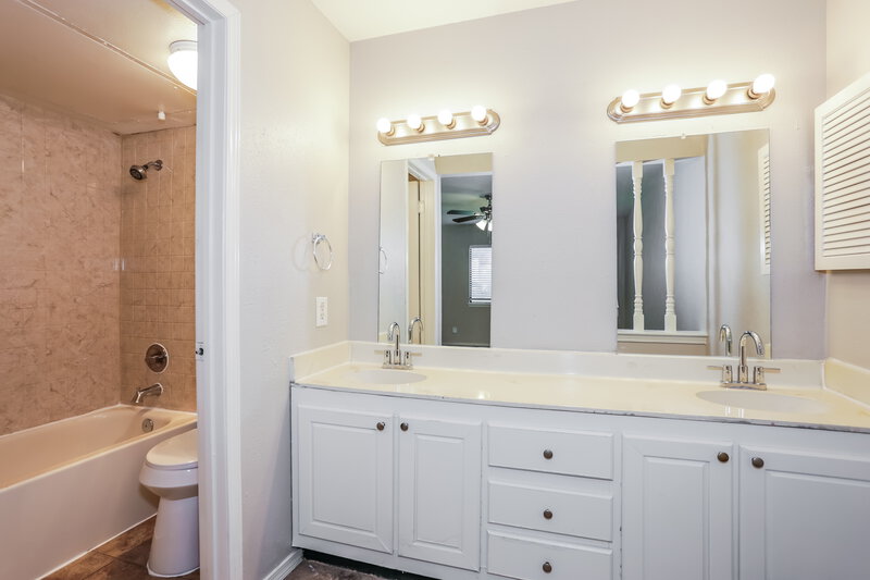 1,955/Mo, 304 Matterhorn St Cedar Hill, TX 75104 Main Bathroom View