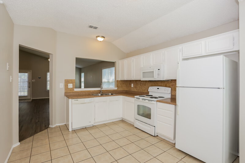 2,470/Mo, 838 Weaver St Cedar Hill, TX 75104 Kitchen View 2