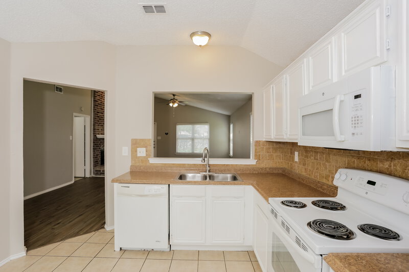 2,470/Mo, 838 Weaver St Cedar Hill, TX 75104 Kitchen View 3