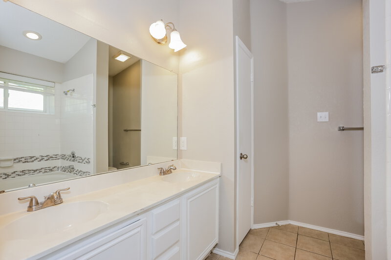 2,470/Mo, 838 Weaver St Cedar Hill, TX 75104 Main Bathroom View