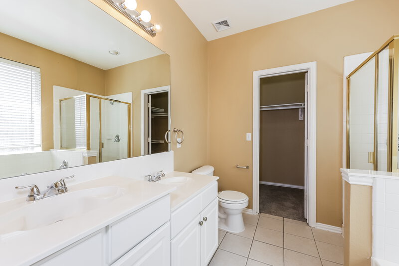 2,350/Mo, 568 Stonewall Dr Cedar Hill, TX 75104 Main Bathroom View